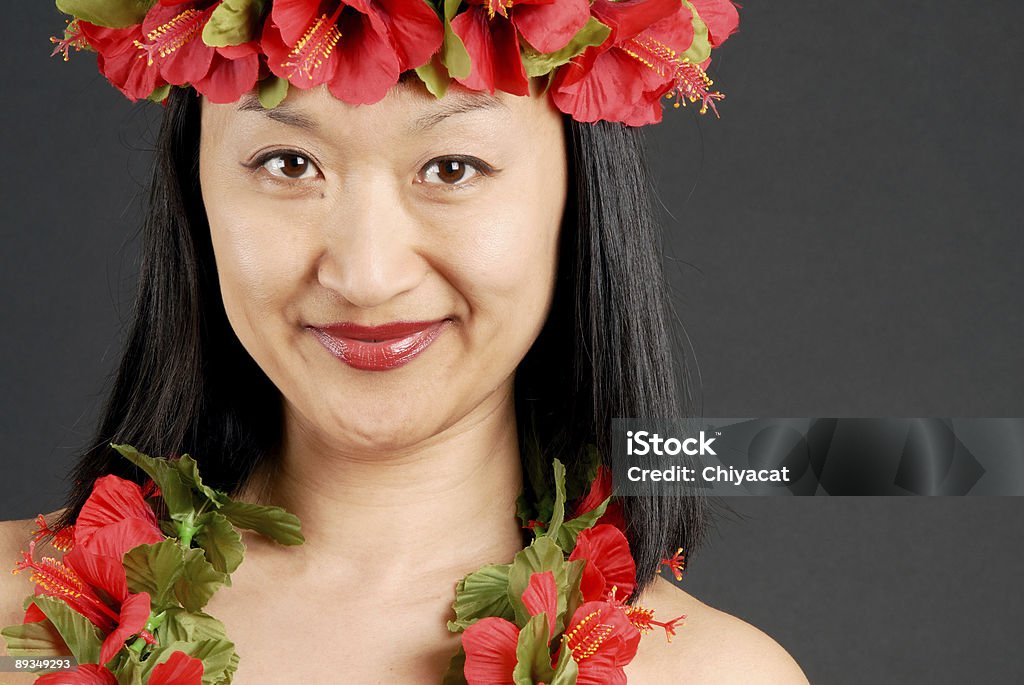 Una bambina che indossa la Collana di fiori hawaiana - Foto stock royalty-free di Danzatrice di hula