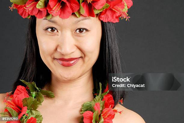 Una Bambina Che Indossa La Collana Di Fiori Hawaiana - Fotografie stock e altre immagini di Danzatrice di hula