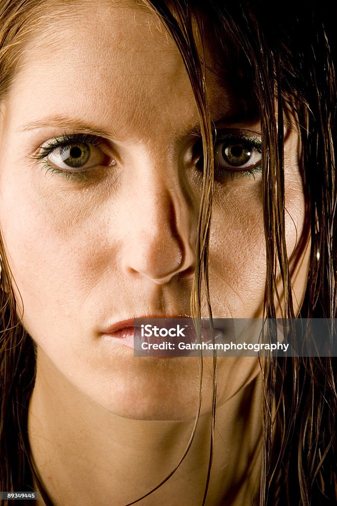 Mujer joven con el pelo con fregadero. - Foto de stock de Adulto libre de derechos