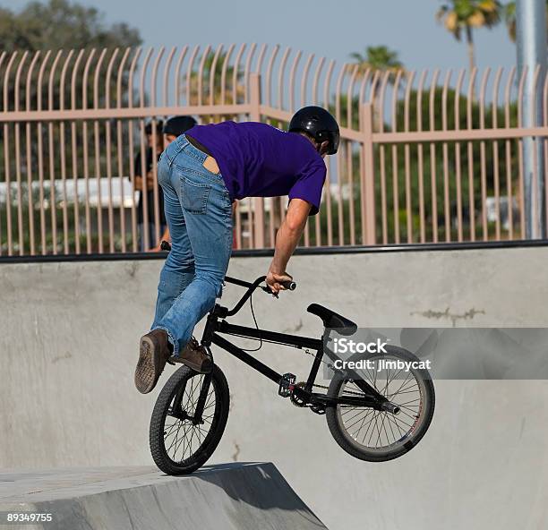 Para Trás - Fotografias de stock e mais imagens de Ciclismo BMX - Ciclismo BMX, Tigela, Adolescente