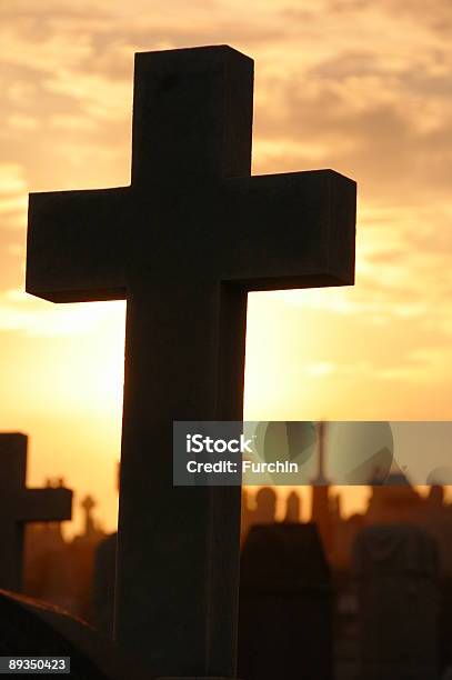 Cruz Com Luz - Fotografias de stock e mais imagens de Cemitério - Cemitério, Cristianismo, Cruz - Forma