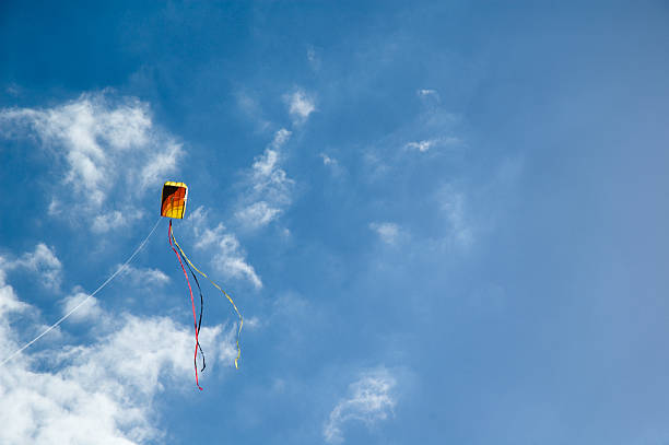 Piccolo in Parafoil Kite nel cielo blu - foto stock