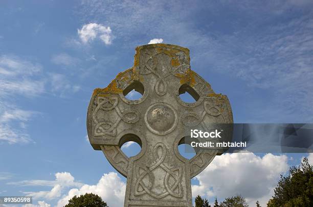 Cruz Celta - Fotografias de stock e mais imagens de Azul - Azul, Cemitério, Cinzento