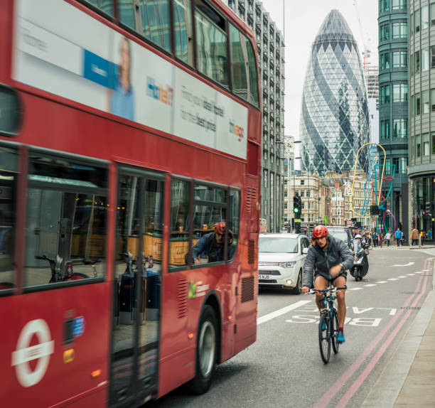 strade trafficate nella city di londra - bicycle london england cycling safety foto e immagini stock