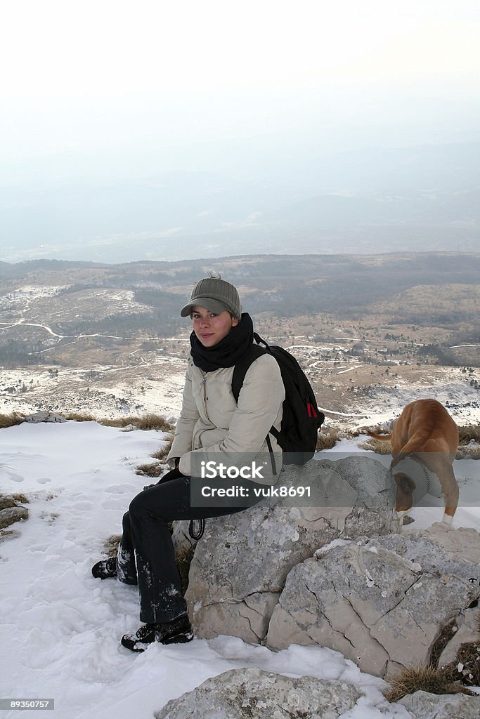 Niña y su perro en la montaña - Foto de stock de Adulto libre de derechos