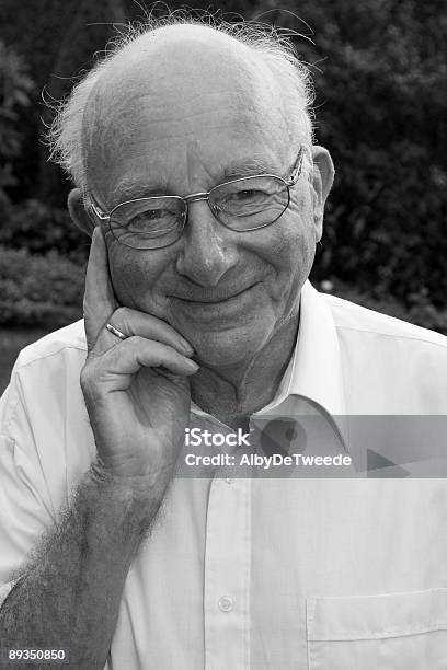 Retrato De Um Titular De Pensão - Fotografias de stock e mais imagens de 70 anos - 70 anos, Adulto, Amarrar