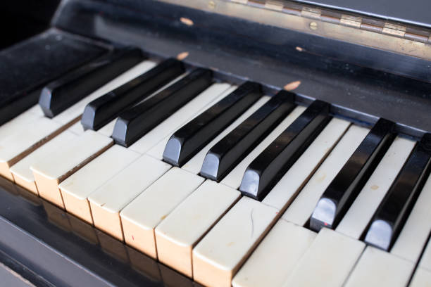 istock an old broken and damaged piano 893516674