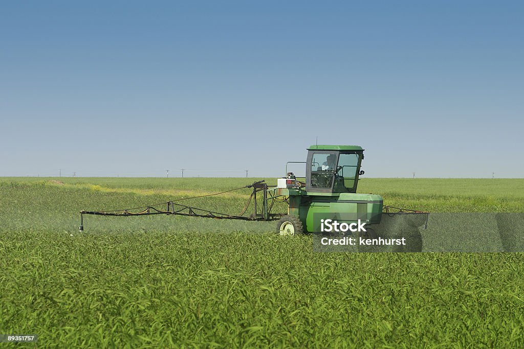 Bauernhof Traktor Sprayer im Feld - Lizenzfrei Agrarbetrieb Stock-Foto
