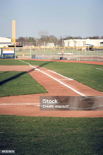 Primeira Linha De Base - Fotografias de stock e mais imagens de Base - Equipamento Desportivo - Base - Equipamento Desportivo, Base Inicial - Desporto, Basebol