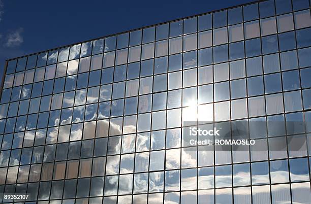 Edificio De Oficinas En Roma Con Sky Reflejo Foto de stock y más banco de imágenes de Arquitectura - Arquitectura, Arquitectura exterior, Azul