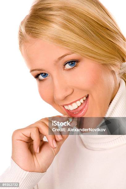 Sorridente Giovane Donna Mangiare Una Pillola - Fotografie stock e altre immagini di Adulto - Adulto, Alimentazione sana, Antibiotico