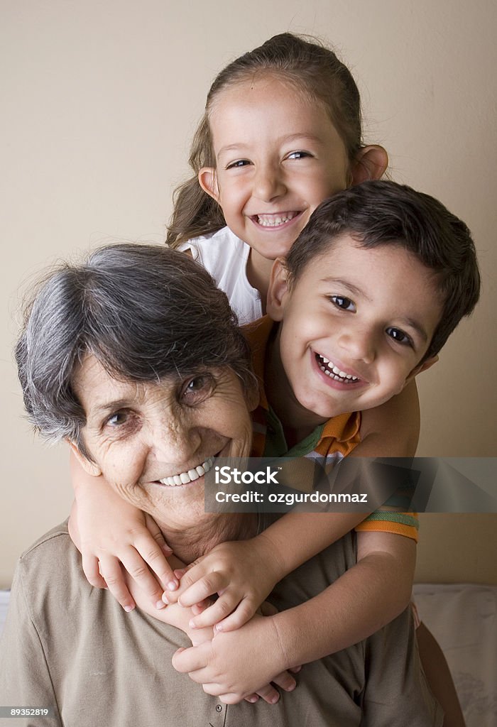 Abuela y nietos - Foto de stock de Abuela libre de derechos