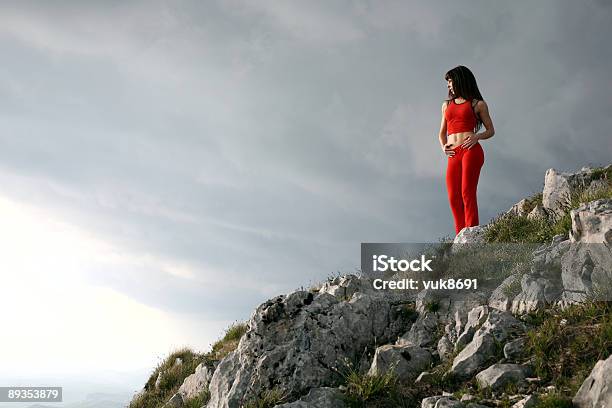 Linda Menina No Topo Da Montanha - Fotografias de stock e mais imagens de Abdómen Humano - Abdómen Humano, Adulto, Ao Ar Livre