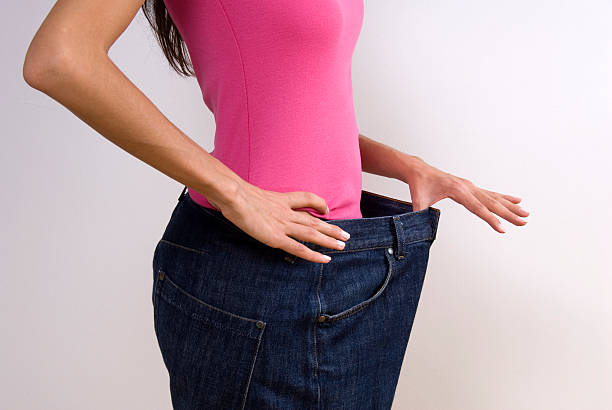 donna con grandi jeans, dieta - loose weight foto e immagini stock