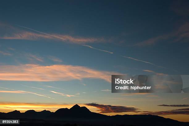 Silueta Al Atardecer Las Montañas Foto de stock y más banco de imágenes de Abstracto - Abstracto, Aire libre, Azul