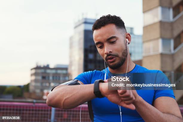 Männliche Läufer Verwendet App Auf Smartwatch In Städtischen Straße Nahaufnahme Stockfoto und mehr Bilder von Fitnesstraining