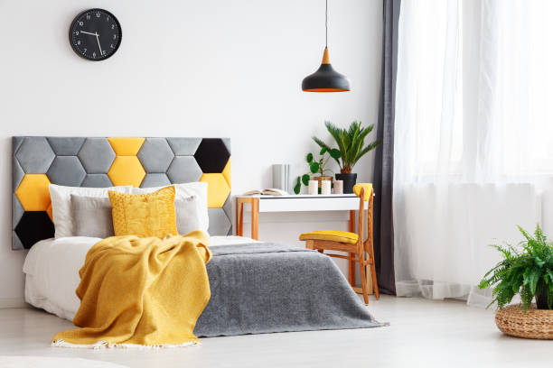 노란색과 회색 침실 - hotel bedroom bed contemporary 뉴스 사진 이미지