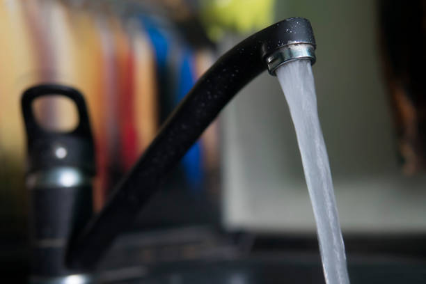 water leakage from the tap. Granite style. jet clean drinking water. For drinking water from the black tap in the sink granite in the kitchen.