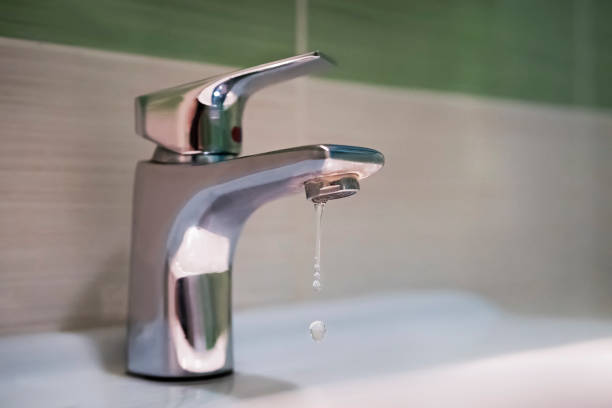 Traditional silver tap dripping Traditional silver tap dripping. Broken faucet in the tub dripping water. Leaking plumbing. Wasteful water consumption. the concept of saving water. Tap stock pictures, royalty-free photos & images