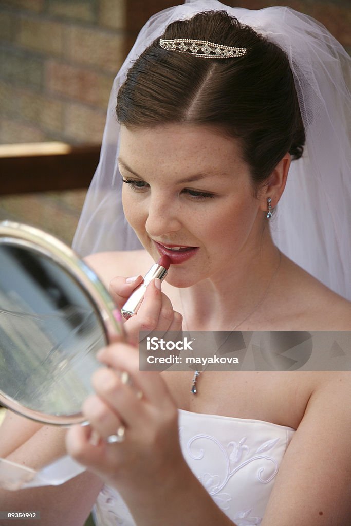 Невеста ввод lipstcik - Стоковые фото Букет роялти-фри
