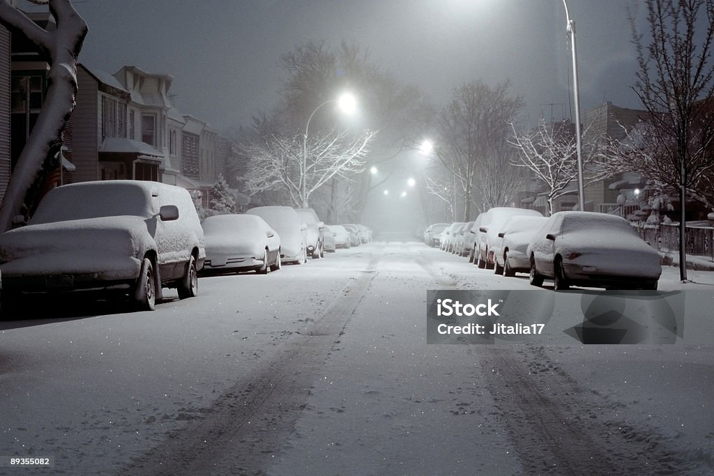 Coberto de neve carros iluminado por luzes-chuva de 2006 - Foto de stock de Neve royalty-free