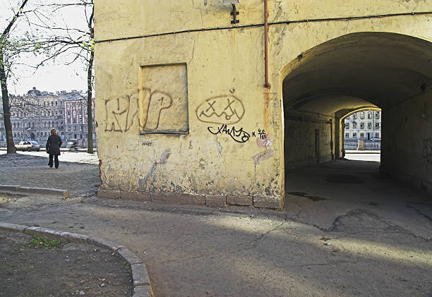istock Old building with graffiti and arch in back alley 89355640