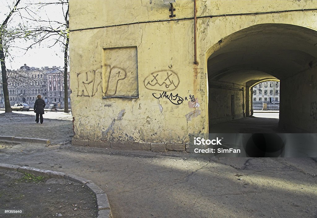 A velha edifício Com graffiti e arco em back alley - Foto de stock de Abandonado royalty-free