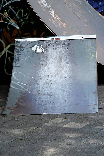 half-pipe - skateboard park ramp skateboard graffiti stock-fotos und bilder