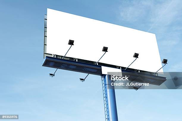 Anunciar Foto de stock y más banco de imágenes de Aire libre - Aire libre, Anuncio, Blanco - Color