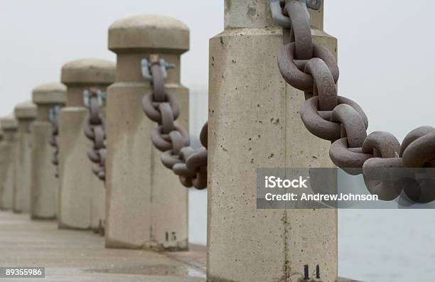 Catene Sul Dock - Fotografie stock e altre immagini di Anello - Catena - Anello - Catena, Arrugginito, Attaccato