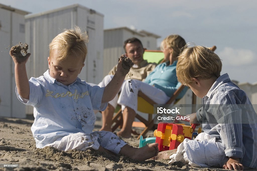 Dwóch chłopców, gry na plaży - Zbiór zdjęć royalty-free (Rodzina)