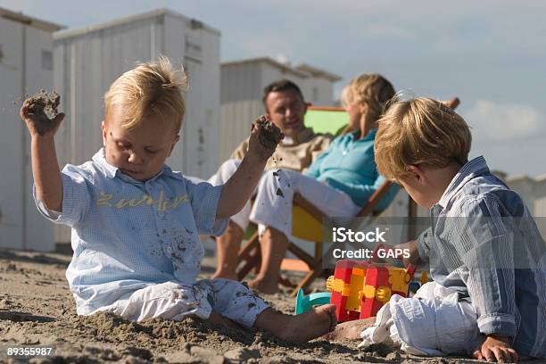 Dwóch Chłopców Gry Na Plaży - zdjęcia stockowe i więcej obrazów Rodzina - Rodzina, Morze Północne, Plaża