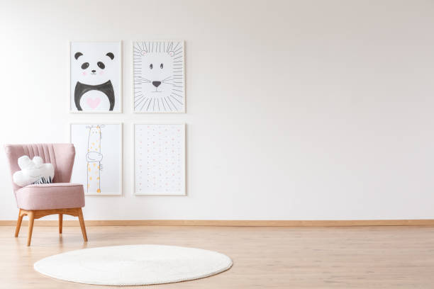 赤ちゃんのお部屋のピンクの肘掛け椅子 - ベビールーム ストックフォトと画像