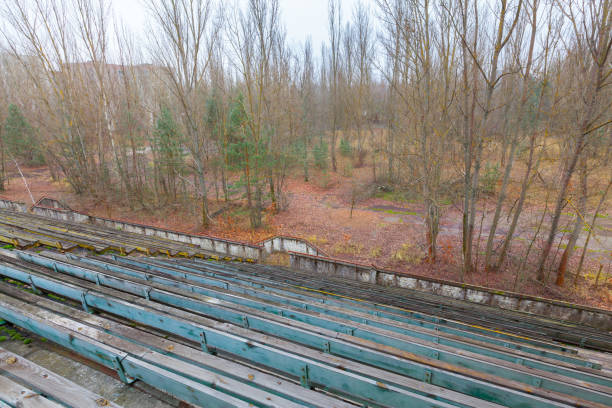 stadio invaso nella città fantasma di pripyat. - stadium abandoned log built structure foto e immagini stock