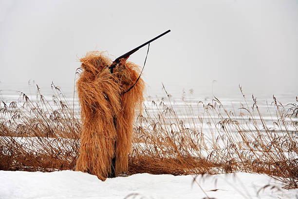 maskowanie hunter - hunting rifle sniper duck hunting zdjęcia i obrazy z banku zdjęć