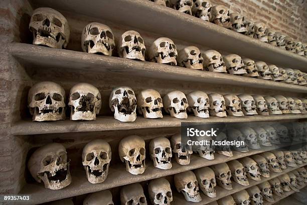 Photo libre de droit de Crânes De Deux banque d'images et plus d'images libres de droit de Bataille - Bataille, Cimetière, Crâne humain