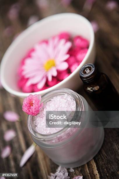 Meditieren Stockfoto und mehr Bilder von Alternative Behandlungsmethode - Alternative Behandlungsmethode, Aromatherapie, Badewanne