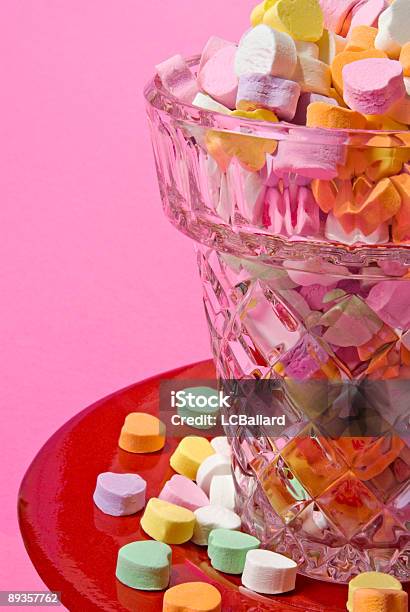 Doce Dia Dos Namorados Coração Em Um Cristal De Vidro E Fundo Rosa - Fotografias de stock e mais imagens de Alimentação Não-saudável