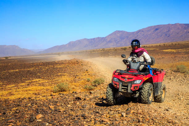 화창한 날에 사막에서 모래에 atv 쿼드 자전거를 타는 남자 - off road vehicle quadbike motocross desert 뉴스 사진 이미지