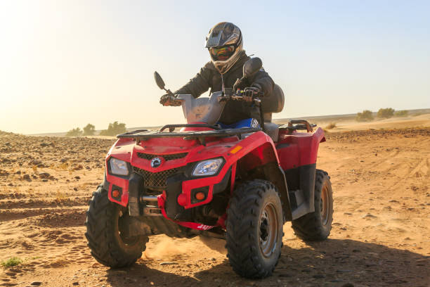 vista frontale dell'uomo in sella a un'auto buggy nel deserto marocchino di ait saoun - off road vehicle quadbike desert dirt road foto e immagini stock