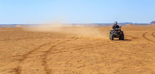 화창한 날에 사막에서 모래에 atv 쿼드 자전거를 타고 남자의 - off road vehicle quadbike motocross desert 뉴스 사진 이미지