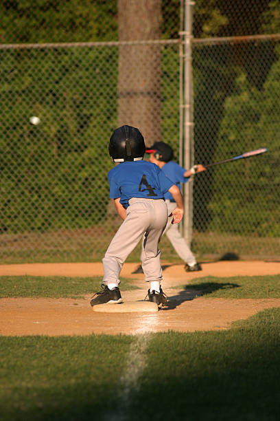 gra w baseball - baseball pitcher small sports league zdjęcia i obrazy z banku zdjęć