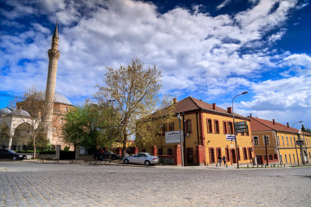 vista do distrito de bushi de skopje, capital macedônia - mosque europe part of day - fotografias e filmes do acervo