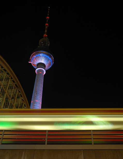 베를린 TV 타워, 기차 야간에만 스톡 사진