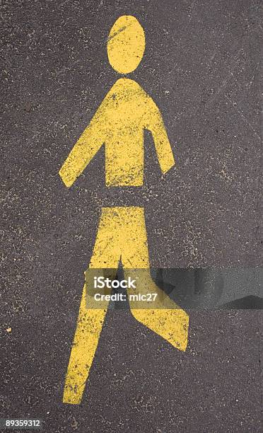 Foto de Caminhada De Pedestres e mais fotos de stock de Adulto - Adulto, Alpondra, Amarelo
