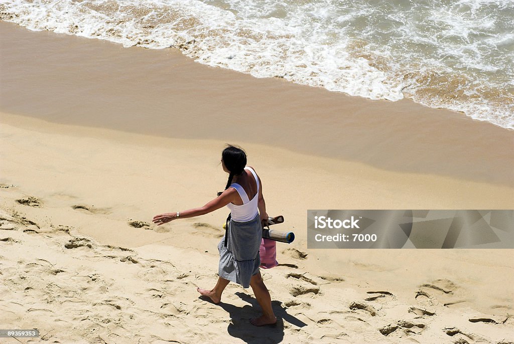 Lady volver a casa desde la playa - Foto de stock de Andar libre de derechos