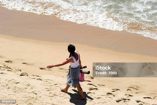 Lady Andare A Casa Dalla Spiaggia - Fotografie stock e altre immagini di Camminare - Camminare, Corsica, Spiaggia