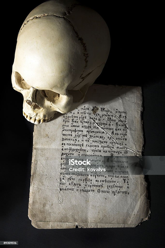 Cráneo y old manuscrito - Foto de stock de Anatomía libre de derechos