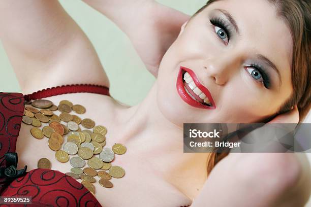 Beauty For Sale Stockfoto en meer beelden van 20-29 jaar - 20-29 jaar, Betalen, Een groep mensen