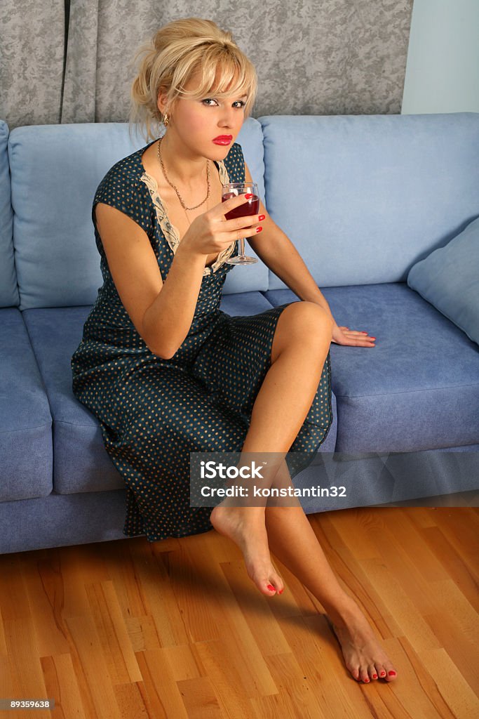 Rubia posando con un vaso de vino - Foto de stock de Adulto libre de derechos